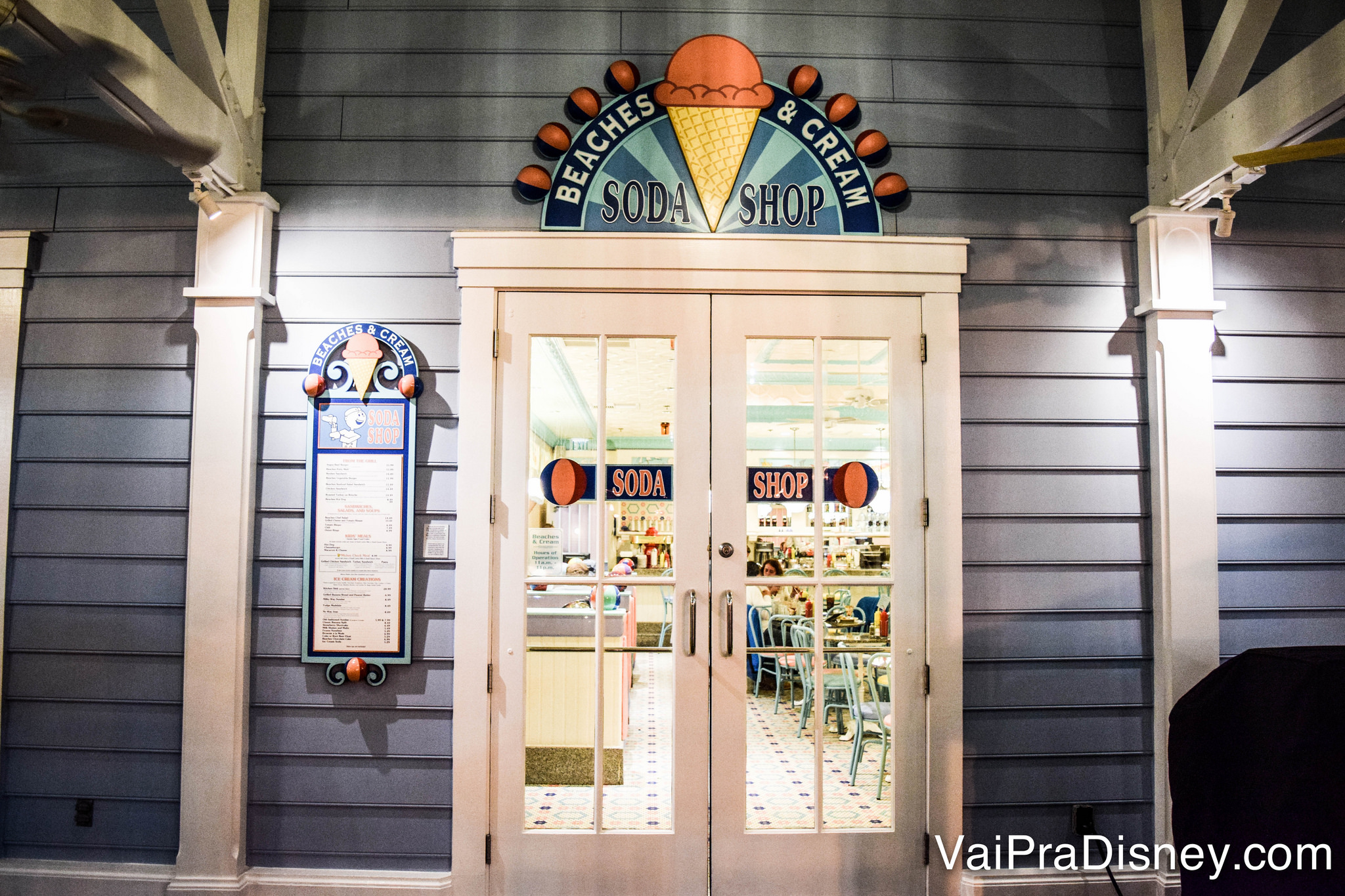 A entrada do Beaches & Cream no Disney's Beach Club Resort, com o charme retrô já visível na placa 