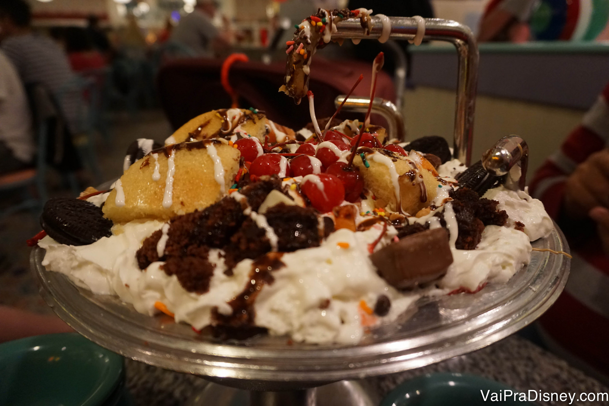 Foto da famosa pia de cozinha, um recipiente enorme com bolas de sorvete, bolo de chocolate e chantilly 