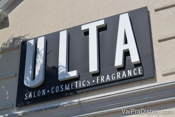 Cosméticos em Orlando - Ulta Beauty. Foto da placa da loja Ulta, com fundo preto e letras brancas. 