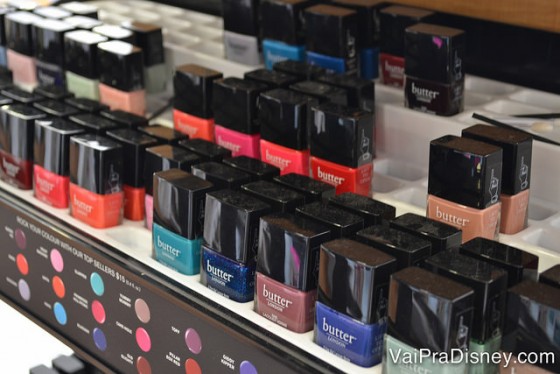 Esmaltes, maquiagem, perfumes, cremes, shampoos...todo mundo sempre precisa de alguma coisinha, não é? ;) Foto de uma prateleira com esmaltes da marca Butter London, em cores variadas. 