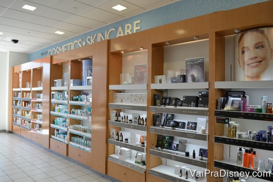 Só um pedacinho da Ulta Beauty, mais tranquila que a Sephora. Foto da seção de cosméticos e skincare da loja Ulta Beauty. 