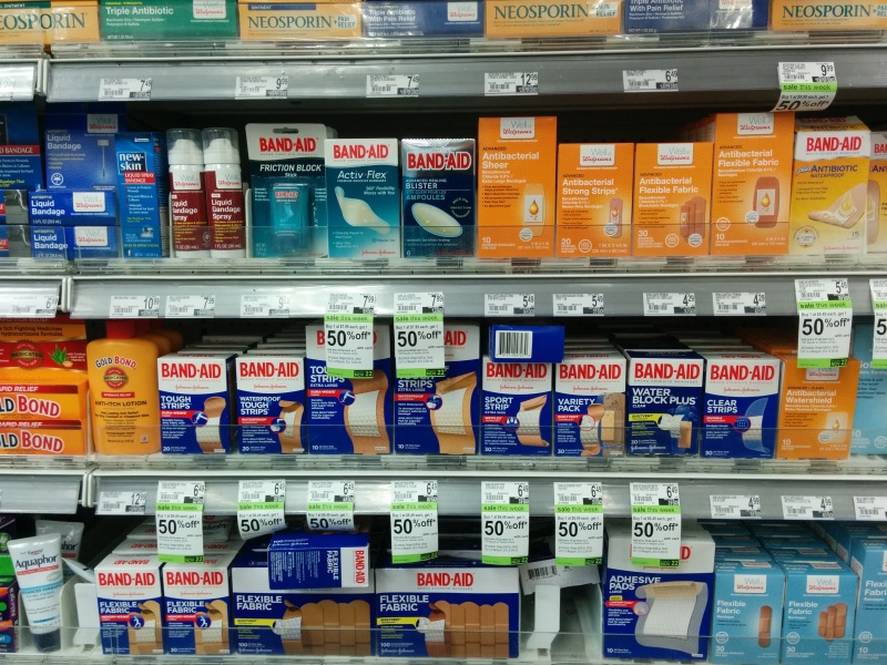 Foto das inúmeras opções diferentes de Band-Aids disponíveis na prateleira da loja 