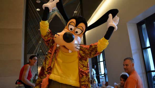 O Pateta aparece com o Mickey e com a Minnie no Ravello, dentro do Four Seasons.