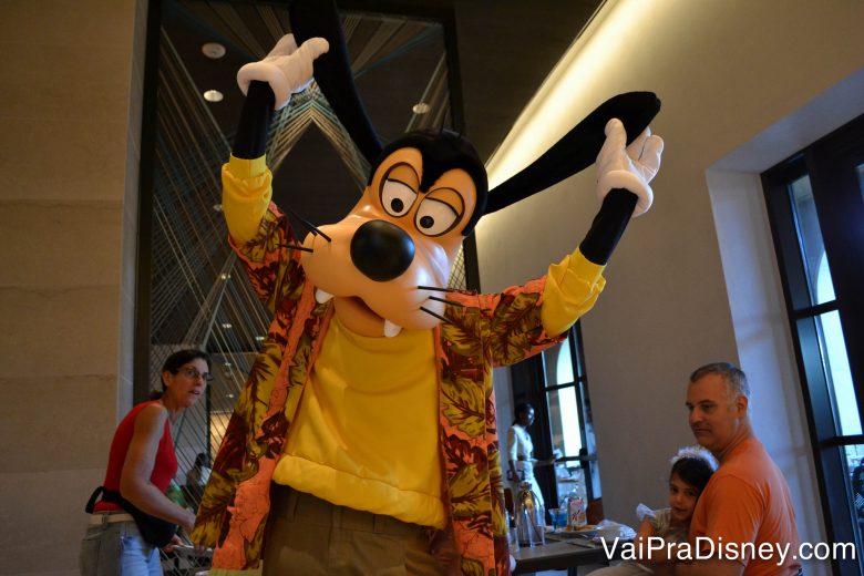 O Pateta aparece com o Mickey e com a Minnie no Ravello, dentro do Four Seasons.