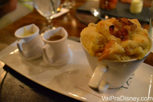 O bread pudding do Raglan Road, servido em uma caneca com caldas à parte 