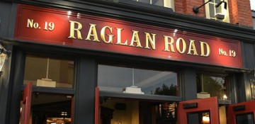 Foto do exterior do Raglan Road em Disney Springs, que parece um típico pub irlandês
