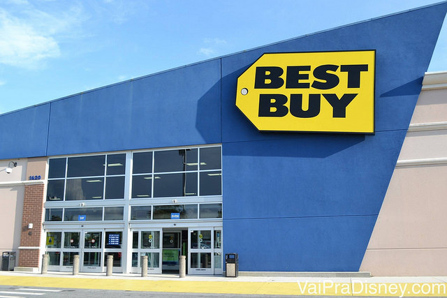 Foto da fachada da loja Best Buy, pintada de azul e com a placa amarela, as cores tradicionais da marca