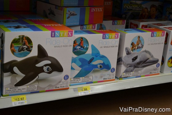 Foto de bóias de baleia e golfinho à venda no Walmart por 12 dólares.