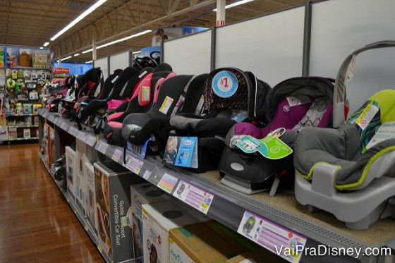 Foto das cadeirinhas de bebê para carro à venda no Walmart de Orlando: não precisa alugar o da locadora de carros e ainda pode trazer pro Brasil se sobrar espaço na mala