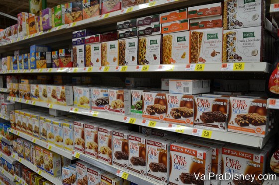 Foto das barras de cereal à venda no Walmart de Orlando. Ótima pedida para levar aos parques e economizar 