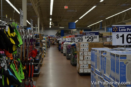 Foto do corredor do Walmart de Orland o mostrando os preços baixos nas placas. 