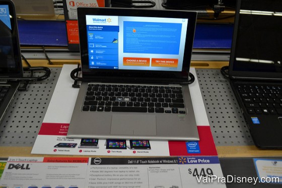 Foto de um notebook à venda na loja, da marca Dell, com a etiqueta de preço (US$449)