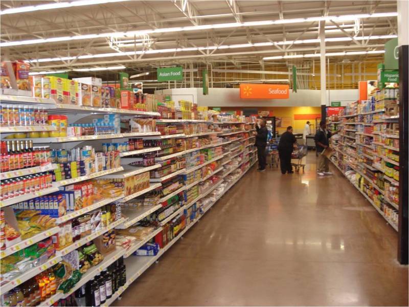 Foto do corredor do Walmart de Orlando, na seção de alimentos. 