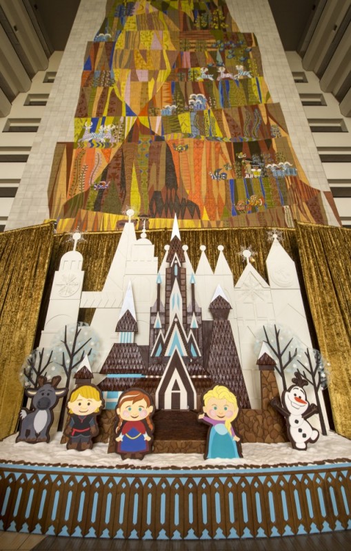 Foto do enfeite de Gingerbread (biscoitinho de gengibre) com personagens de Frozen no Contemporary Resort.