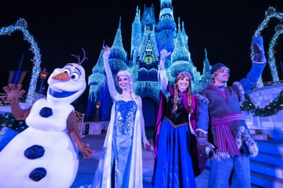 Personagens de Frozen iluminando o castelo no Frozen Holiday Wish
