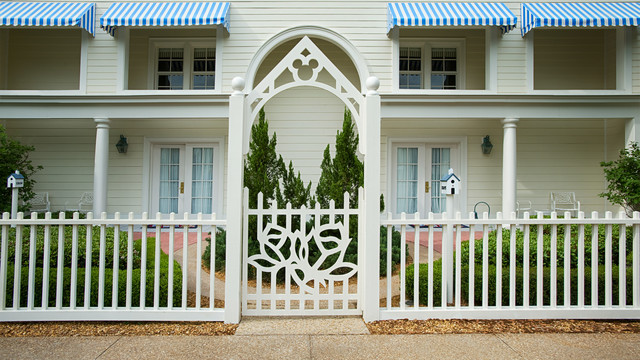 Cottages no BoardWalk Inn. Casinhas externas com o mais puro luxo oferecido pela Disney. Foto do exterior de um chalé do BoardWalk Inn, todo pintado de branco e com um Mickey na parte de cima do portão. 