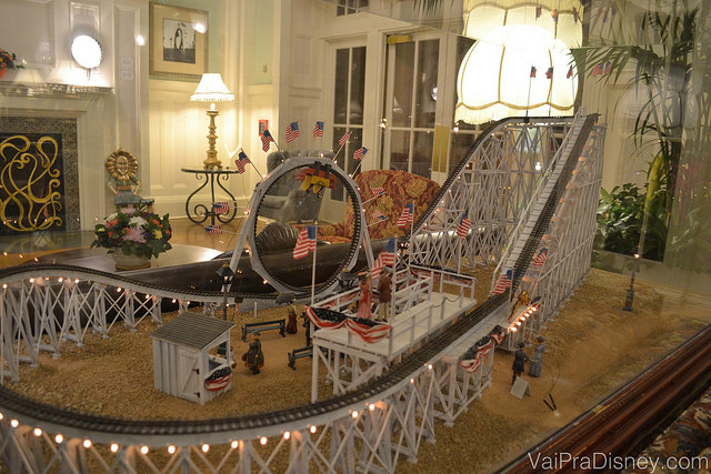 Um dos muitos detalhes charmosos que compões a decoração deste hotel, sempre trabalhando o estilo de entretenimento de décadas passadas. Foto da decoração do BoardWalk Inn, uma maquete de um parque de diversões antigo. 