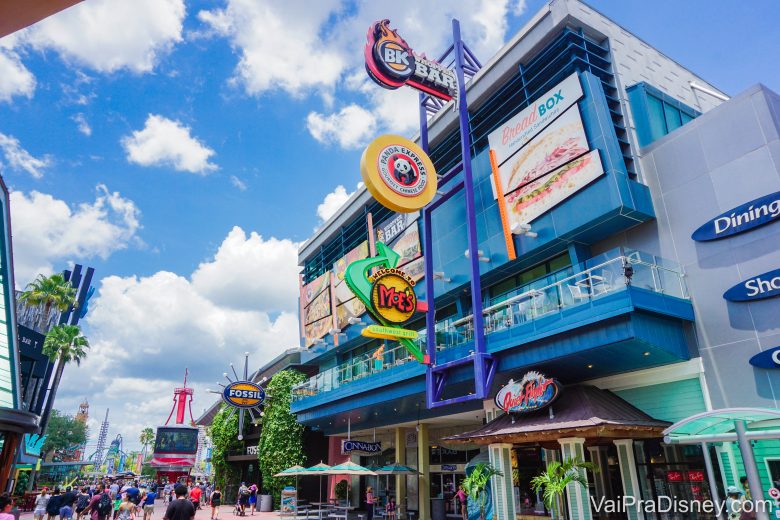 Foto do CityWalk da Universal, mostrando alguns dos estabelecimentos como a loja Fossil e o restaurante Panda Express. 