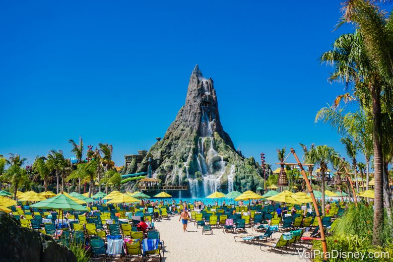 Foto do vulcão que é símbolo do Volcano Bay. o parque aquático da Universal, com o céu azul ao fundo. 