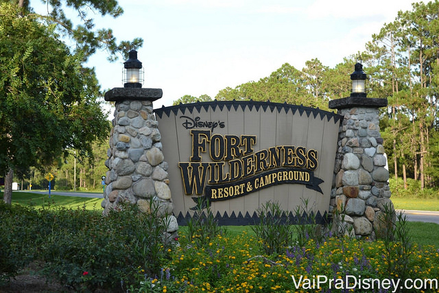 Foto da placa do Fort Wilderness, com laterais de pedra e o nome completo do resort (Disney's Fort Wilderness Resort & Campground)