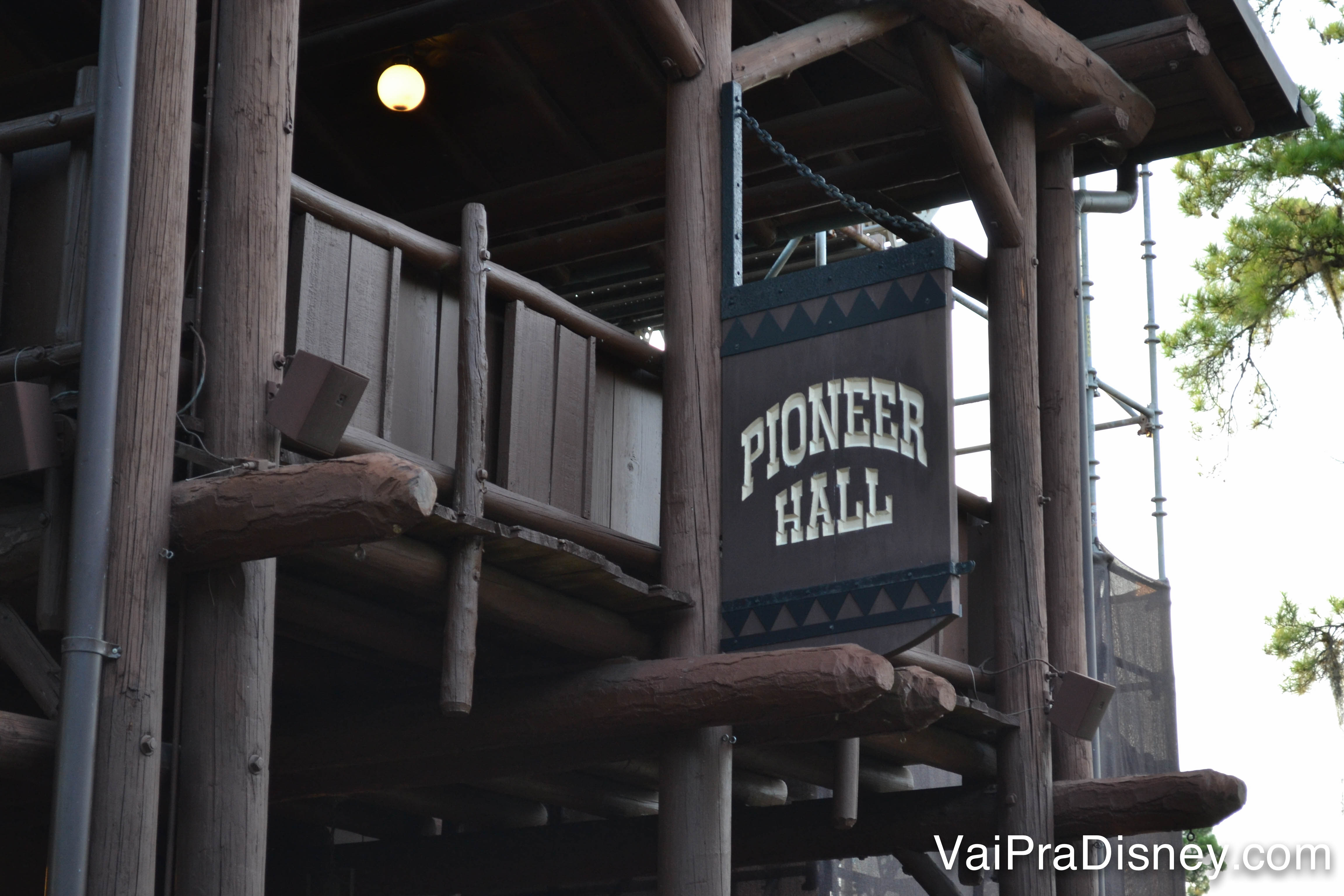 Placa de madeira do Pioneer Hall, onde acontece o Hoop-Dee-Doo