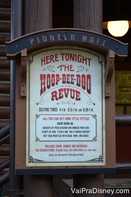 Foto indicando a apresentação do Hoop-Dee-Doo Musical Revue no Pioneer Hall do Fort Wilderness 