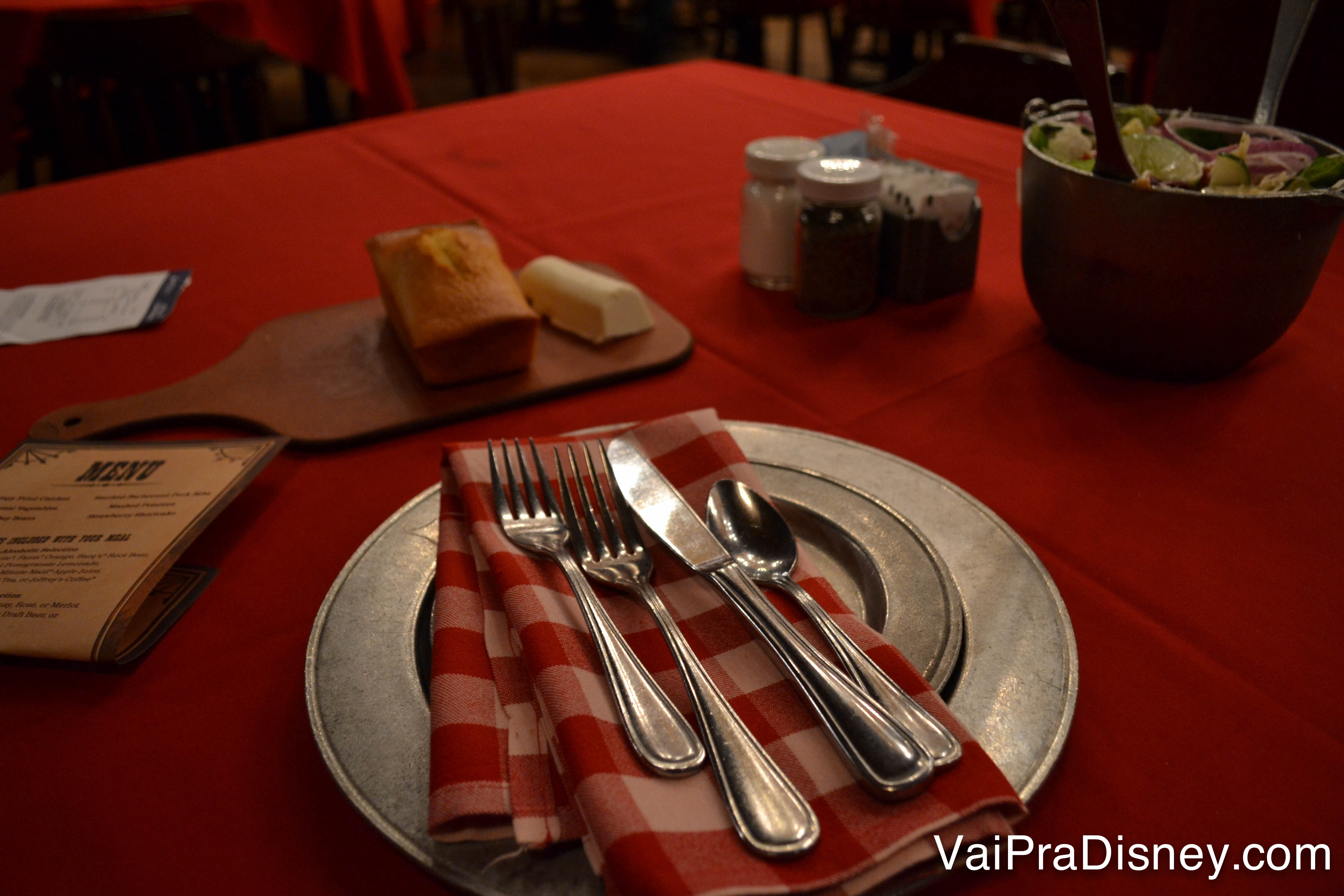 A mesa montada com toalha vermelha e guardanapo xadrez - e a saladinha no canto - antes de começar o Hoop-Dee-Doo Musical Revue