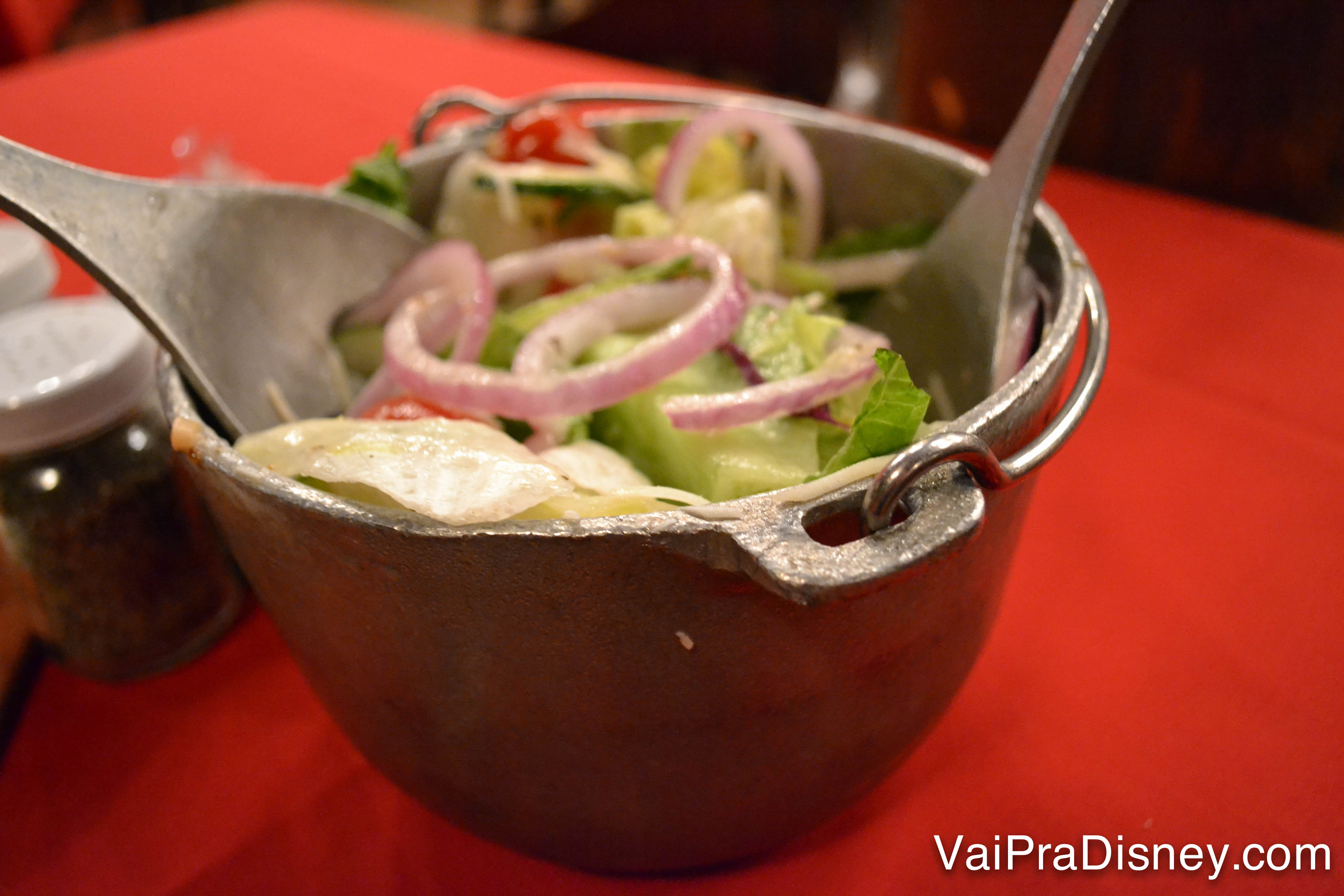 A salada americana bem tradicional, servida em uma tigela de ferro 