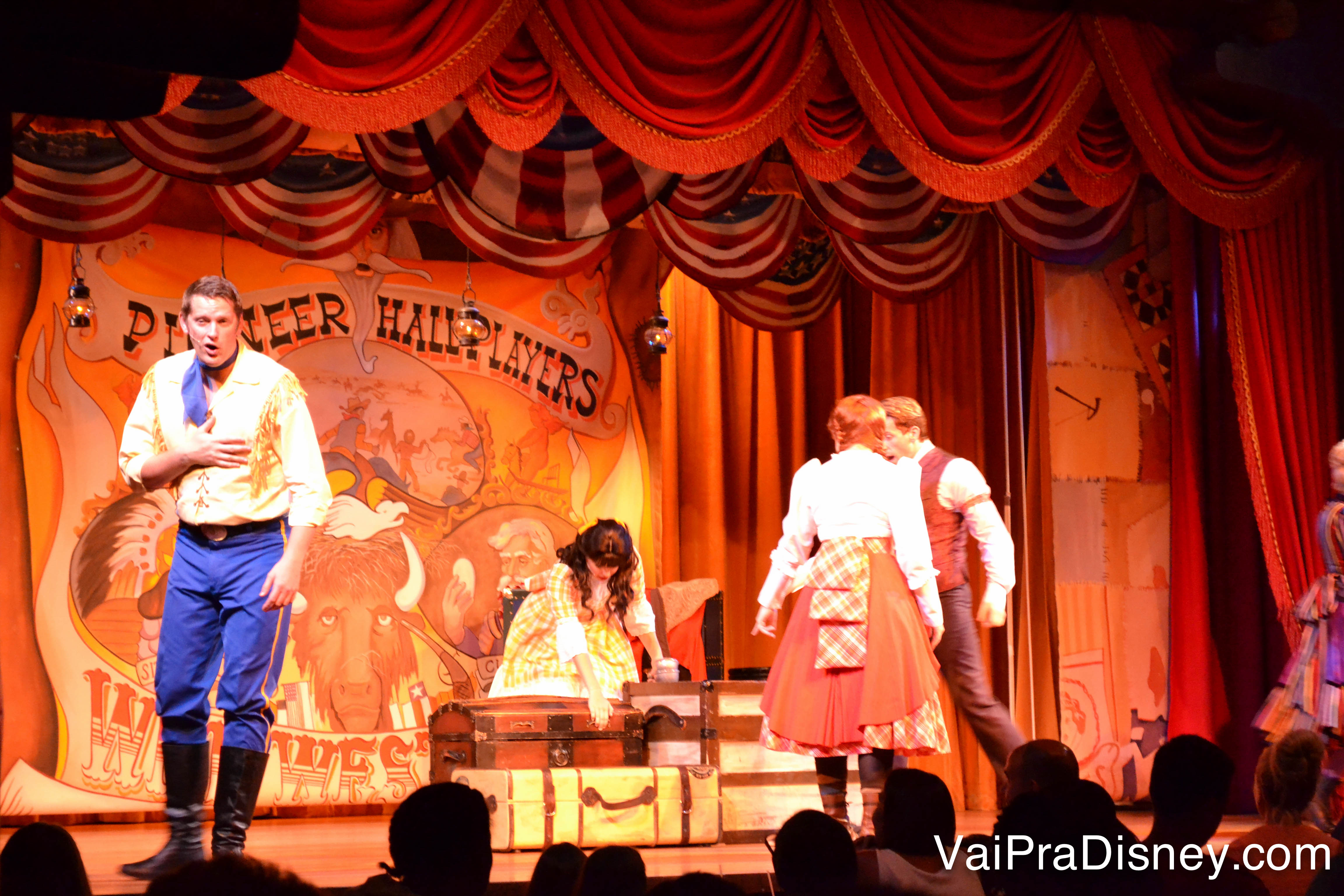 Foto do palco durante o Hoop-Dee-Doo Musical Revue