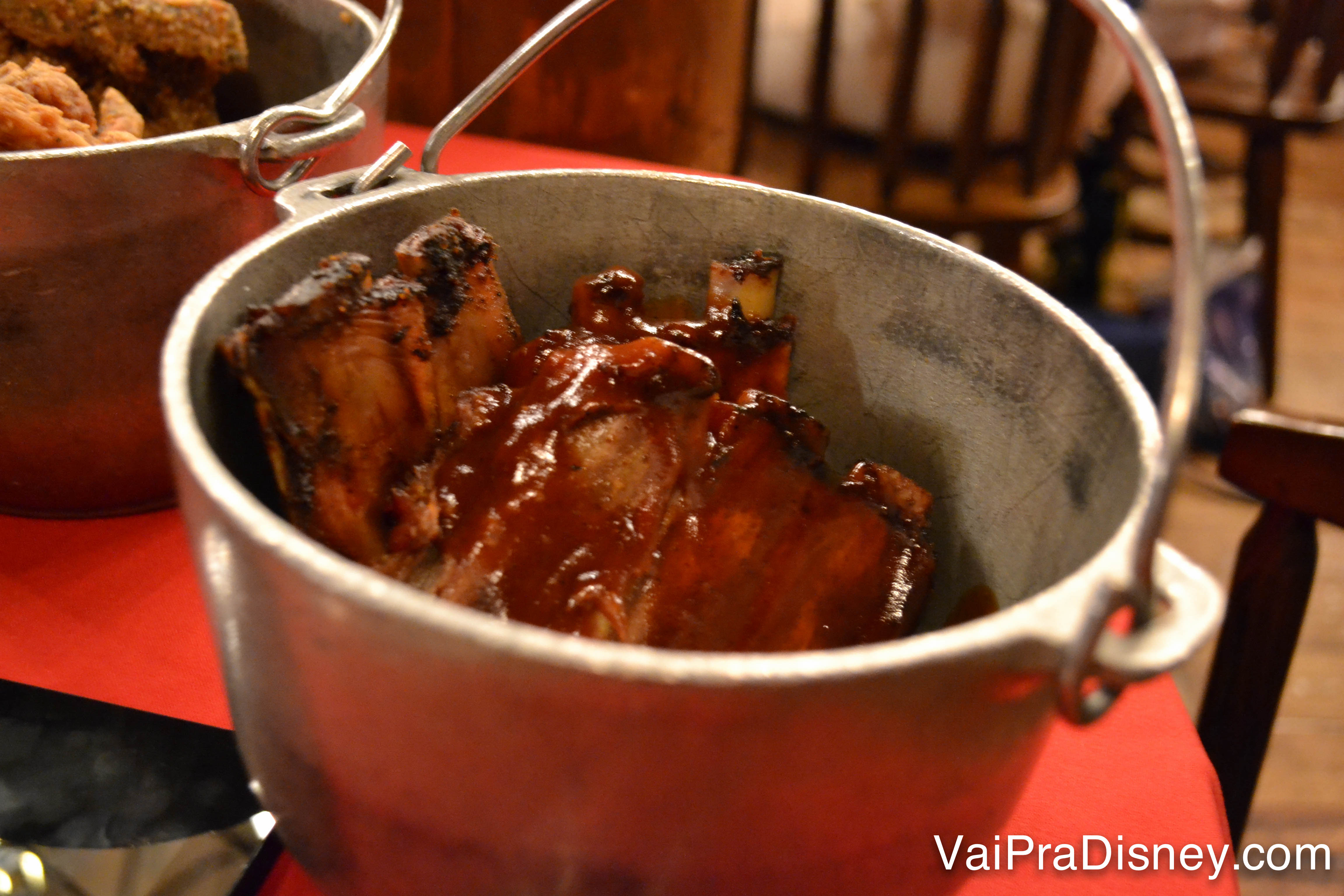Costelinha de porco com molho barbecue também servida no baldinho de ferro 