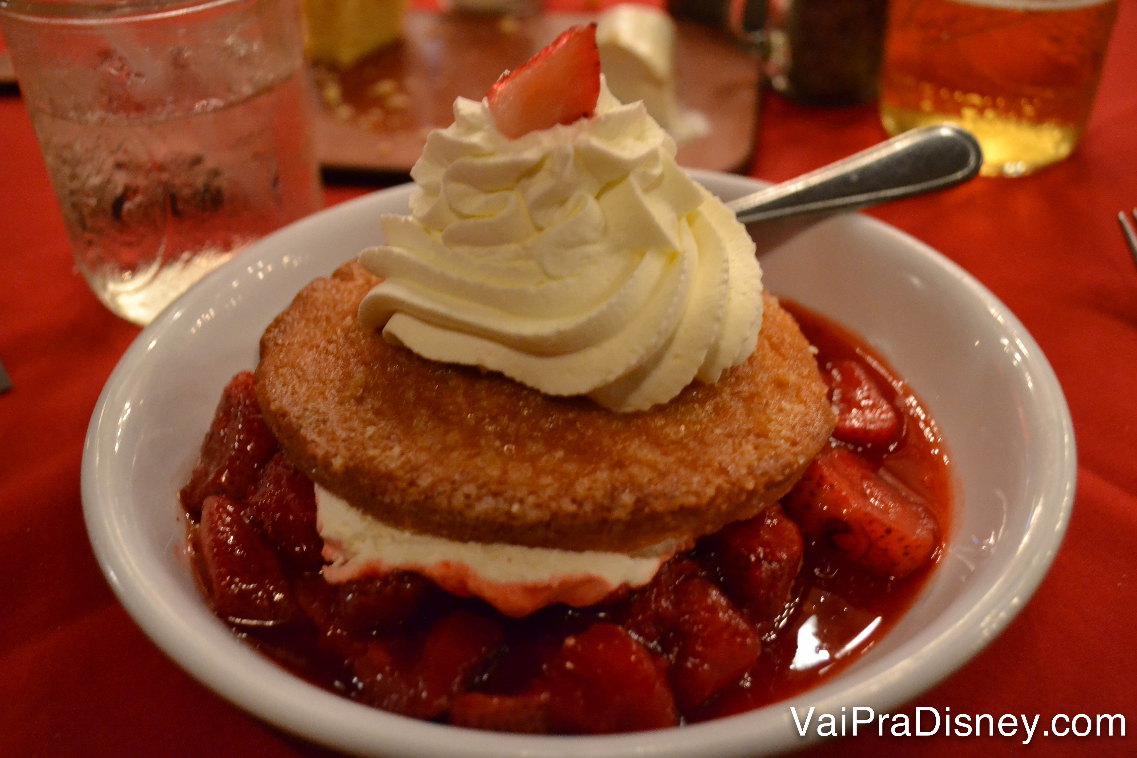 A sobremesa, o shortbread de morango com chantilly em cima 