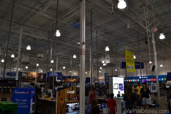 Olha o tamanho da Best Buy. Como diz o título do post: é um verdadeiro shopping de eletrônicos. Foto do interior da Best Buy, uma loja muito grande, com diversos tipos de eletrônicos visíveis. 