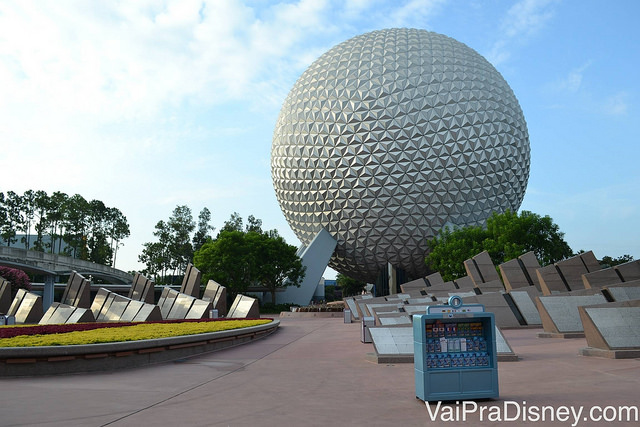 Escolha pontos de encontro facilmente identificáveis e específicos o suficiente para vocês realmente se encontrarem lá. Por exemplo "perto da bola do Epcot" é uma localização muito genérica que pode abranger uma boa parte do parque. Uma boa determinação de ponto de encontro seria "embaixo da bola do Epcot, bem na entrada na atração Spaceship Earth". 