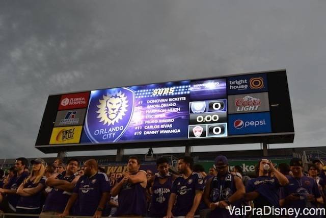 O telão e parte da torcida no estádio do Orlando City