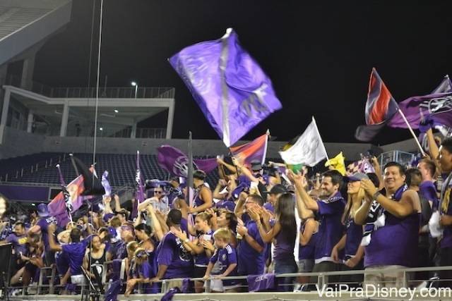 Foto da torcida do Orlando City, todos vestidos de roxo 