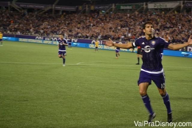 Kaká chamando a galera depois do gol durante o jogo 