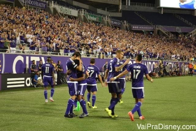 Foto do Kaka e dos outros jogadores no estádio durante um jogo 