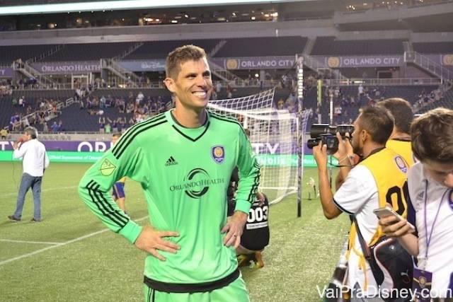 Foto do goleiro do Orlando City, vestido de verde. 