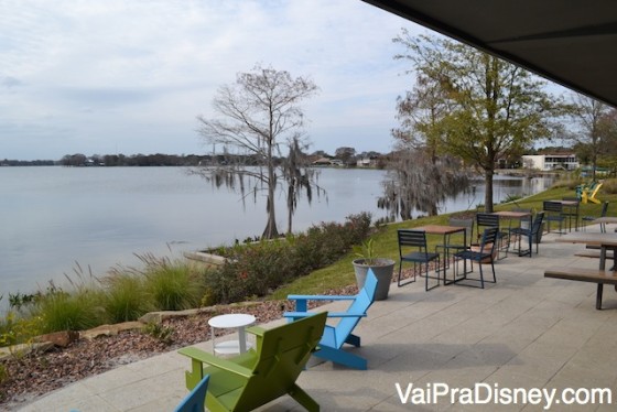 Varandinha do Shake Shack de Winter Park, na beira do lago com cadeiras e mesas 