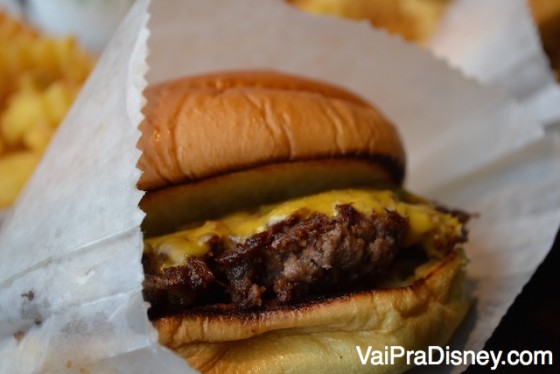 O cheeseburguer sem a salada, com bastante queijo derretido 