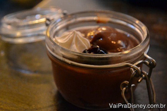 Foto da sobremesa, uma mousse de chocolate que vem num potinho com chantilly em cima 
