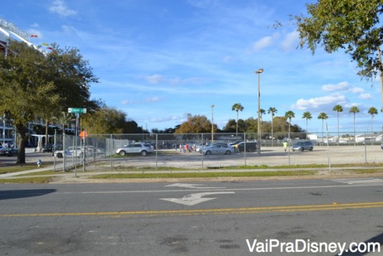 O estacionamento em frente ao estádio do Orlando City. 