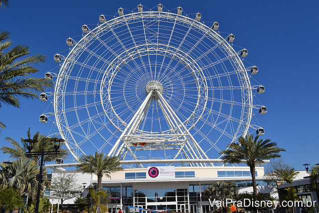 The Wheel.
Foto da roda-gigante conhecida como The Wheel, em Orlando, com o céu azul ao fundo e a entrada do ICON Park em primeiro plano. 