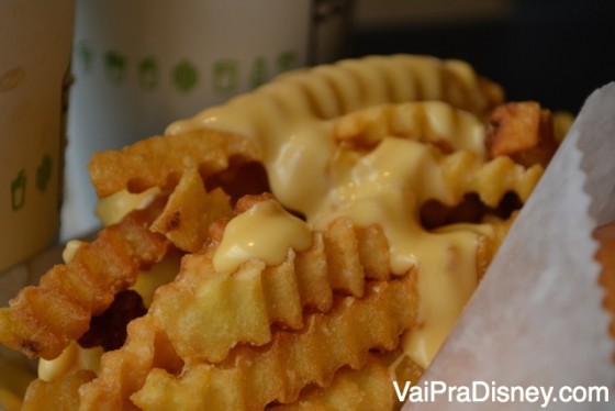 A batata curly com queijo derretido. 