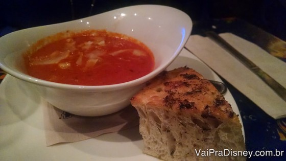 Foto do prato com sopa e o pão de acompanhamento 