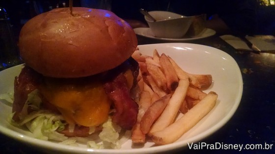 Foto de um bacon cheeseburguer no prato do Rainforest Cafe 