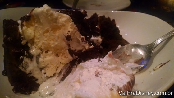 Foto do bolo Volcano comido pela metade, com sorvete no meio e chantilly por cima 