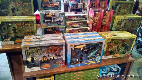 Foto de alguns dos produtos vendidos na loja do Rainforest Cafe.