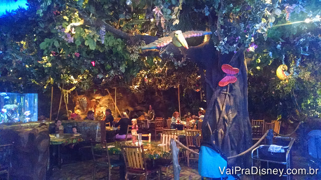 O clima do Rainforest Cafe é selvagem e a decoração florestal toma cada canitnho do restaurante.