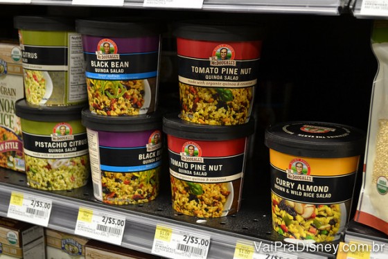 Quem disse que comer saudável tem que ser demorado ou complicado? Olha aí essa salada de quinoa no Whole Foods.